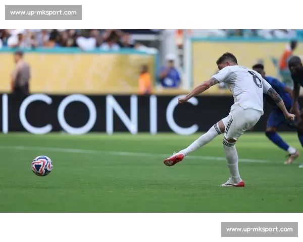 李明携子观战世俱杯：从单车少年到青训引路人的足球传承